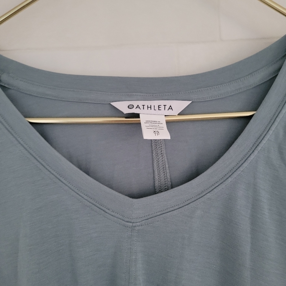 NWOT Athleta Embody Twist-Front 3/4 Sleeve Green Athletic Top Sage Green NEW - Picture 4 of 9